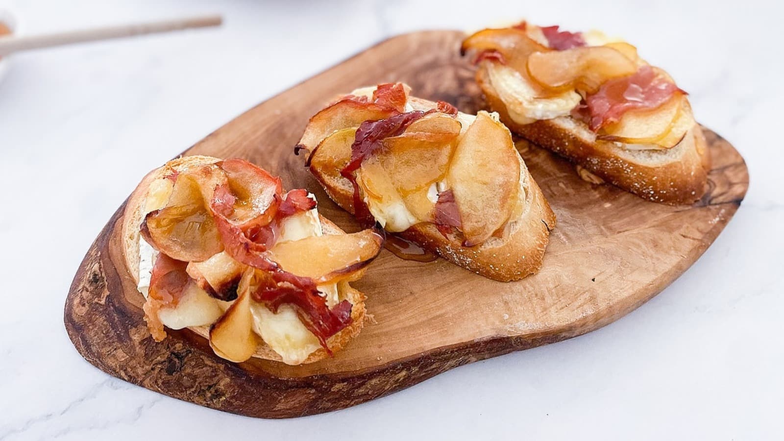 Apple and Brie Crostini with Prosciutto